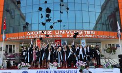 Kumluca MYO’da mezuniyet coşkusu: Öğrenciler diplomalarını aldı