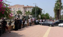 Mersin'de öğrenciler sınavı geride bıraktı, babalar gururla bekledi