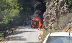 Antalya’da seyir halindeki otobüs cayır cayır yandı! Alevler ormana sıçradı