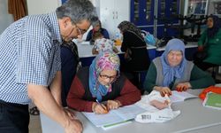 Adana'da 60 yaş üstü kadınlar okuma seferberliğinde