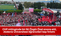 CHP mitinginde bir ilk! Özgür Özel anons etti, Akdeniz Üniversitesi öğrencileri kep fırlattı