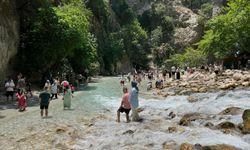 Kurban Bayramı'nda serinlemek için Saklıkent Kanyonu'na akın ettiler