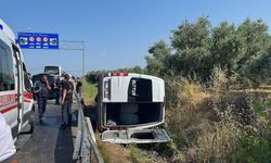 Manavgat'ta tur minibüsü devrildi: Turistler yaralandı