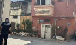 Mersin'in Tarsus ilçesinde bir sokak çökmeye başladı