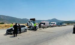 Burdur'da iki otomobil çarpıştı: 2'si bebek 5 yaralı