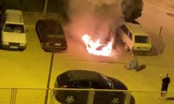 Karaman'da gece yarısı park halindeki otomobil yandı!