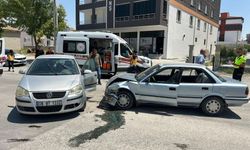 Konya Karapınar'da iki otomobil çarpıştı: 3'ü çocuk 6 yaralı!