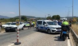 Muğla’da polisten kaçan sürücü 4 polis otosuna çarparak ortalığı savaş alanına çevirdi