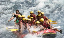 Manavgat Köprüçay'da rafting heyecanı: Tatilcilerin vazgeçilmez etkinliği oldu