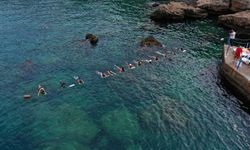 Bu ayrıcalık sadece Antalya’da! Akdeniz serin sularında spor keyfi