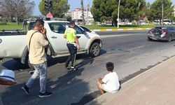 Antalya’da trafik kazasının ardından küçük çocuk gözyaşlarına boğuldu