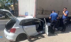 Serik’te frenleri tutmayan otomobil TIR’ın altına girdi