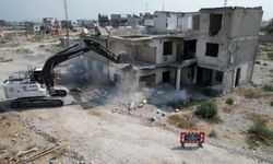 Mersin’de 3 katlı bina yıkıldı