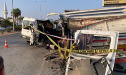 Mersin’de can pazarı! Öğrencileri taşıyan minibüs kaza yaptı