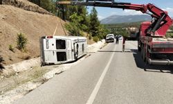 Burdur'da virajı alamayan minibüs şarampole devrildi