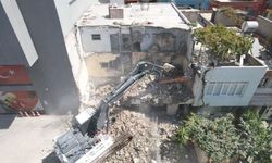 Mersin'de tehlike saçan o bina yıkıldı