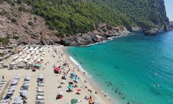 Alanya’nın sahilleri tatilcilerle doldu taştı