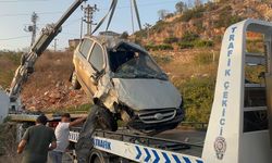 Alanya'da otomobil 10 metreden şarampole uçtu!