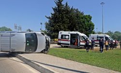 Antalya'da hafif ticari araç yan yattı!
