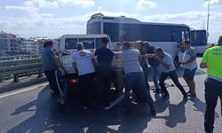 Manavgat'ta zincirleme kaza: Tur midibüsü komyonete çarptı!