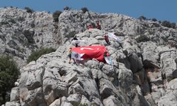 Antalya'da dağın zirvesinde Türk bayrağı açıldı!