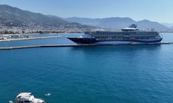 Alanya Limanı'na dev kruvaziyer: Bin 924 yolcu şehri gezdi