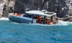 Bodrum açıklarında arızalanan tekne karaya oturdu