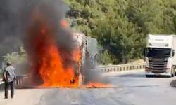 Buğday yüklü TIR yandı, yol trafiğe kapandı