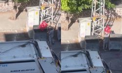 Burdur'da temizlik işçisi çöpte bulduğu Türk bayrağını direğe astı