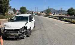 Virajı alamayınca bariyerlere çarptı: 3 yaralı