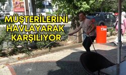 Isparta’nın ilginç garsonu! Müşterilerini havlayarak karşılıyor