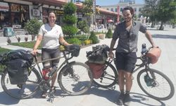 Pedal çevirerek Türkiye turu yapan Kanadalı turistler Konya'da