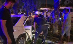 Hurdaya dönen araçta iki kardeş sıkıştı!