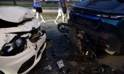 Önce çarptı sonra kaçtı! Motosikletli iki araç arasında sıkıştı