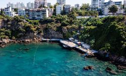 Antalya’da sıcaktan bunalan soluğu o plajlarda alıyor