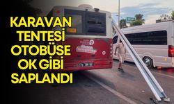 Antalya’da ilginç kaza! Karavan tentesi otobüse ok gibi saplandı