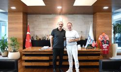 Cem Kotan Burdurlu sanatçı Sümer Ezgü'yü makamında ağırladı