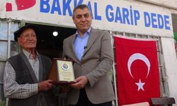 90 yaşındaki 'Garip Dede' yılın esnafı seçildi