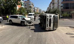 Antalya'da cip ile kamyonet çarpıştı