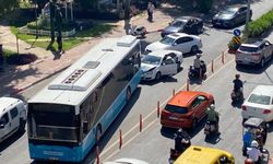 Antalya’da otomobil, halk otobüsüne arkadan çarptı