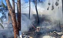 Antalya'da hurdacının evi, kamyoneti ve motosikleti kül oldu