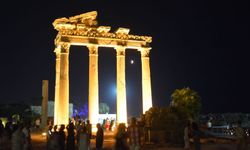 Turistiler, kanlı ay tutulmasını Apollon Tapınağı’nda izledi