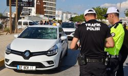 Serik'te baba ve oğluna otomobil çarptı