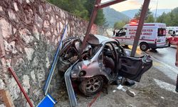 Burdur'da otomobil levhaya çarptı!