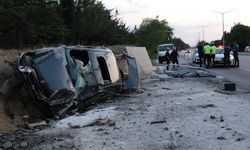 Otomobil otobüs durağına çarptı!