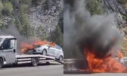 Çekici üzerindeki otomobil alev aldı! Sürücü canını zor kurtardı
