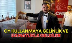 Antalya’da oy kullanmaya gelinlik ve damatlıkla geldiler! Sandıkta CHP’ye sahip çıktılar