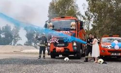 Cinsiyet öğrenme partileri dur durak bilmiyor! Bu kez itfaiye hortumu ile