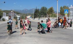 Kumlucalı veliler çocukları için üst geçit talep ediyor