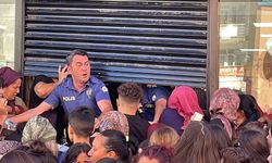 Karaman'da indirim çılgınlığı: Kadınlar mağaza önünde izdihama neden oldu!